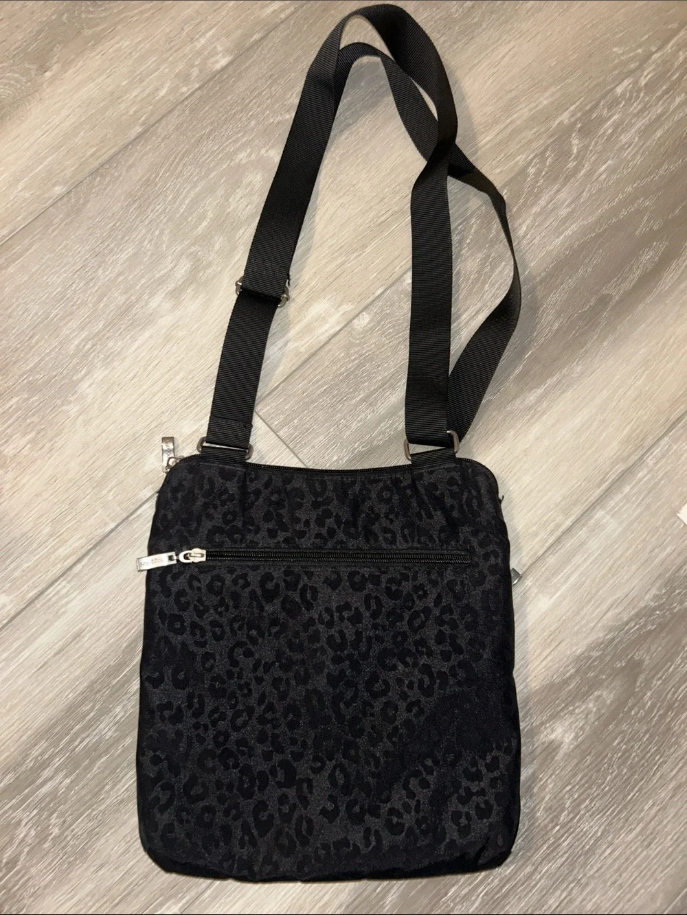LIKE NEW Baggallini Horizon Slim Adjustable Crossbody in Leopard Black